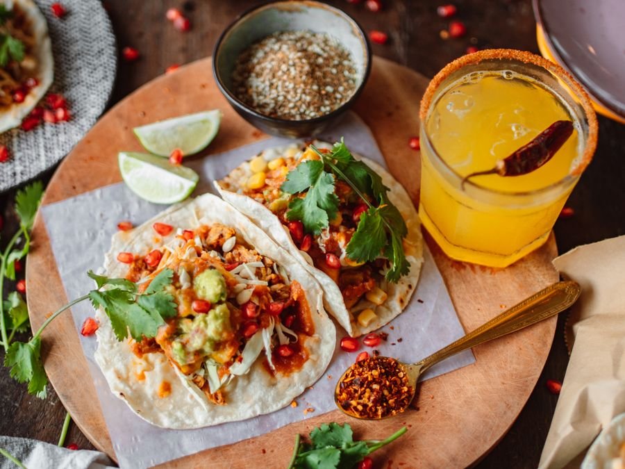 Antojitos latinos con repollo y limón, representativos de los antojitos hondureños